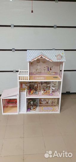 Кукольный домик с мебелью и гаражом