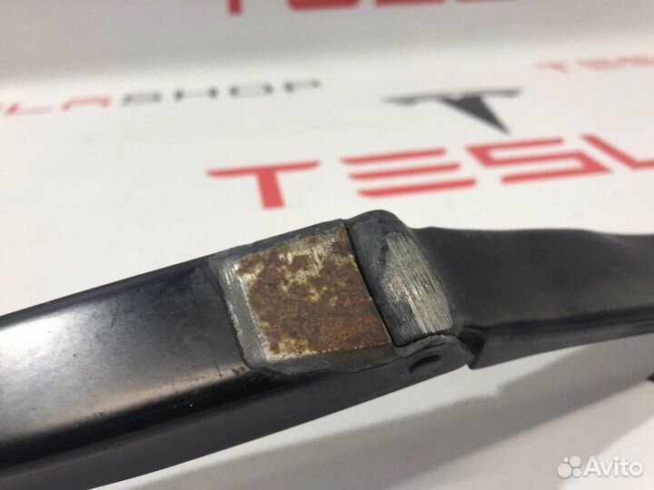 Поводок стеклоочистителя левый Tesla Model S 2015