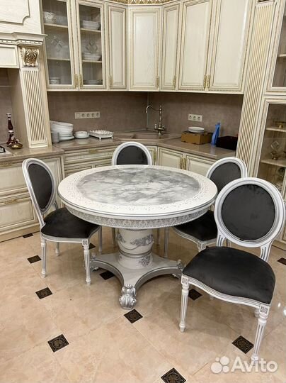 В наличии стол