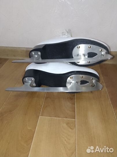 Коньки фигурные женские 37 размер