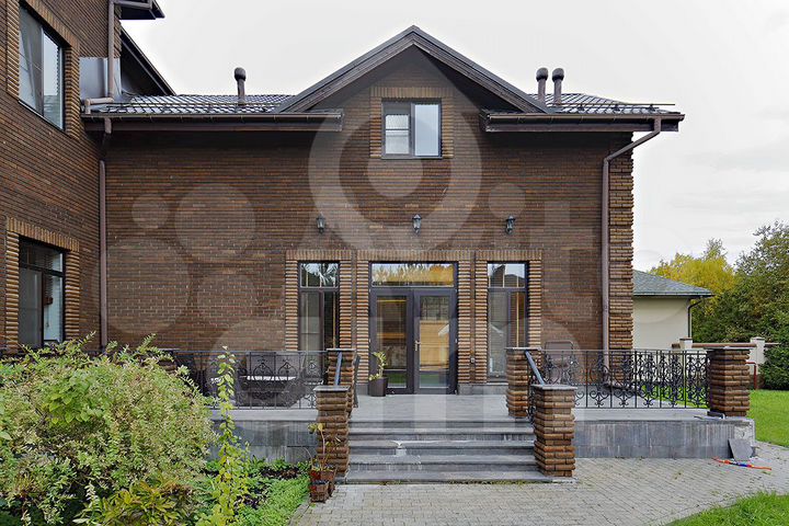 Дом 1000 м² на участке 15 сот.