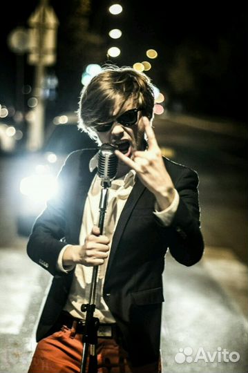 Поздравление С Днём Рождения под окном