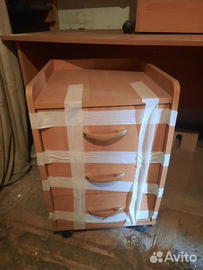 Письменный стол с тумбой