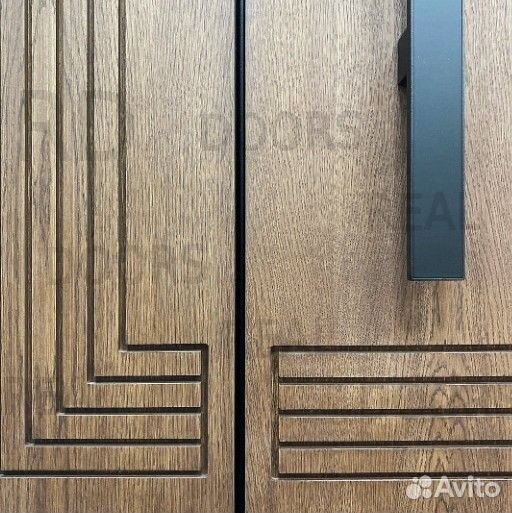 Нестандартная входная дверь с подсветкой