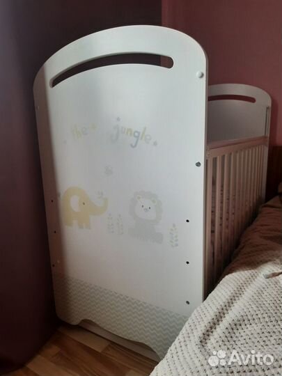 Детская кроватка с маятником и ящиком