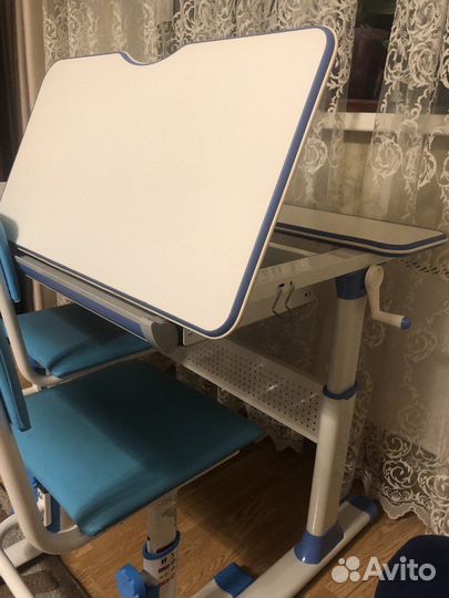 Детская парта и два стула (меняют высоту)
