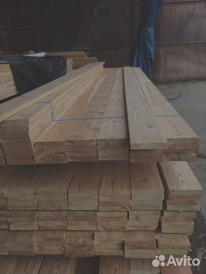 Наружные постройки с досками из лиственницы