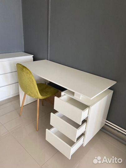 Письменный школьный стол Рио белый