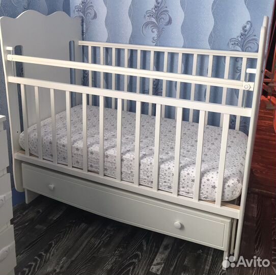 Детская кроватка с маятником