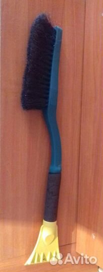 Автомобильная щетка со скребком
