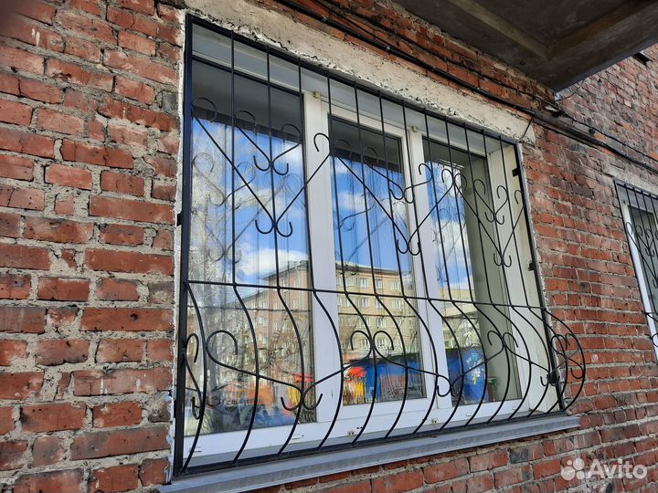 Выпуклые металлические решетки на окна (объёмные )