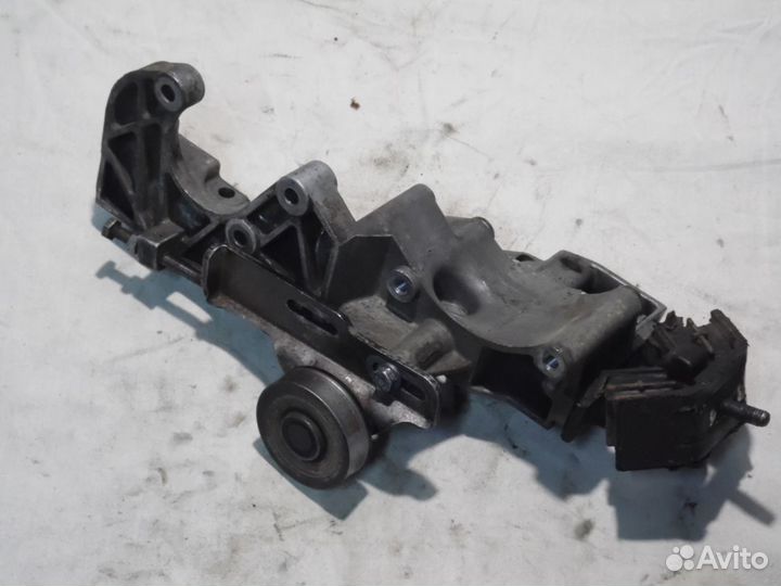 Кронштейн генератора Рено Меган Сценик 1