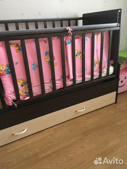 Детская кровать с маятником и комодом