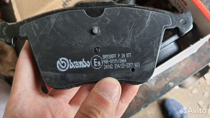 Тормозные колодки передние Brembo P24077