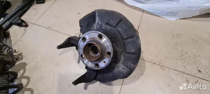 Кулак передний левый Skoda Fabia 2 (5J) 2007