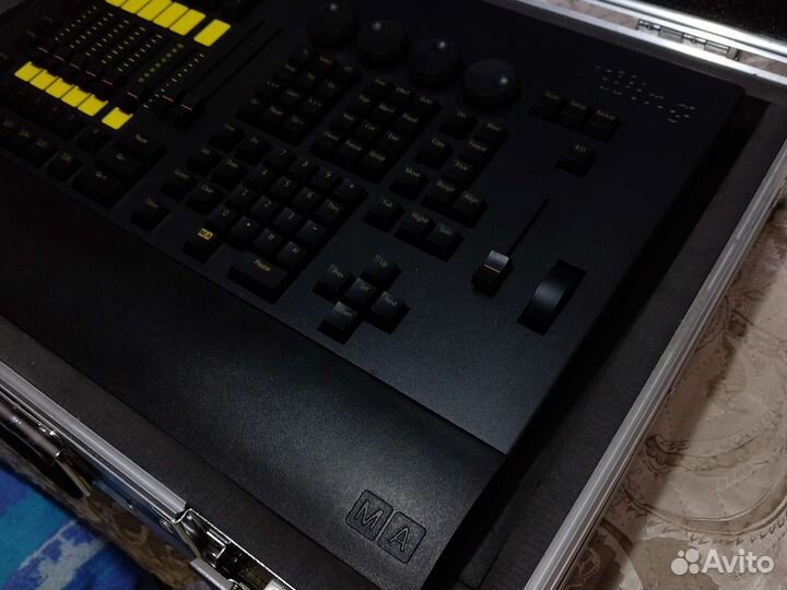 Пульт DMX MA lighting OnPC command wing