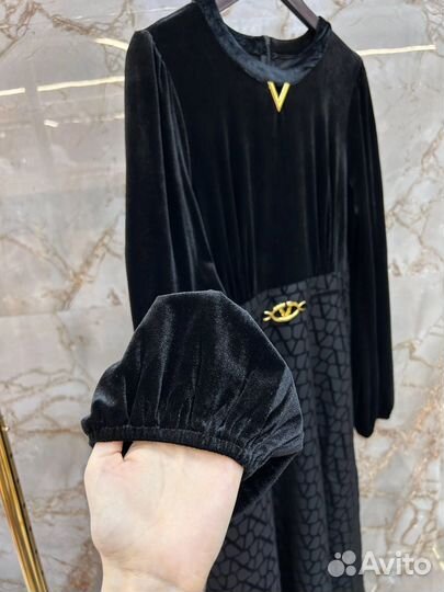 Бархатное платье Valentino