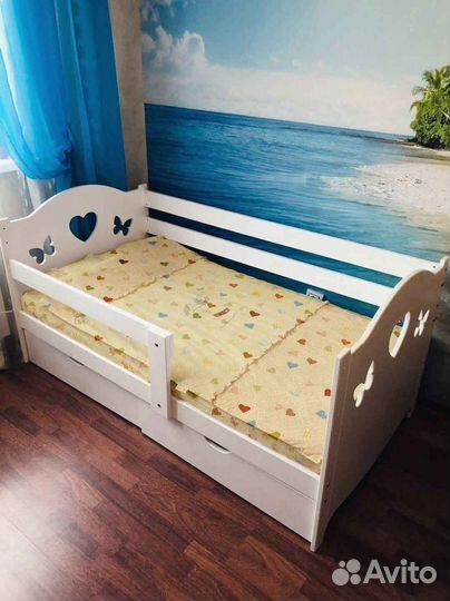 Кроватка детская из натурального дерева с бортиком