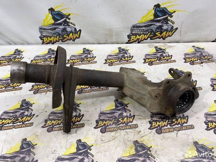 Поворотный кулак передний правый Audi Coupe 81/85