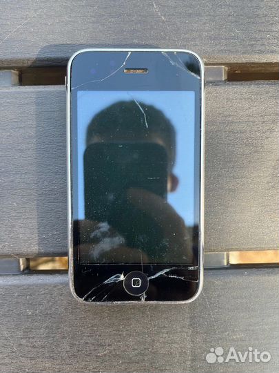 Телефон iPhone 3 и 5c