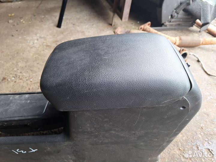 Подлокотник nissan x-trail t31