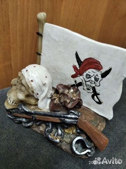 Фигурка с черепом пирата