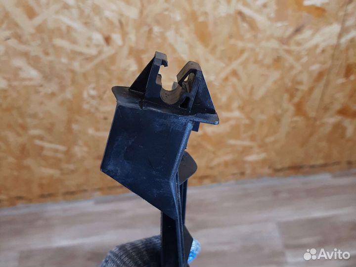 Крепление переднего бампера левое Toyota Avensis 2