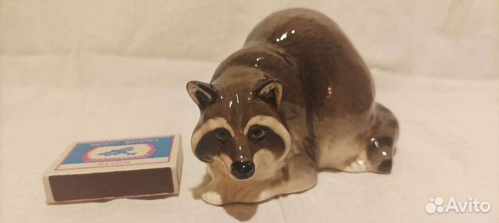 Фарфоровая статуэтка енот