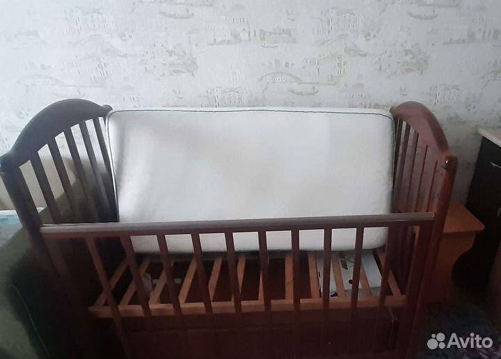 Детская кроватка с маятником и ящиком