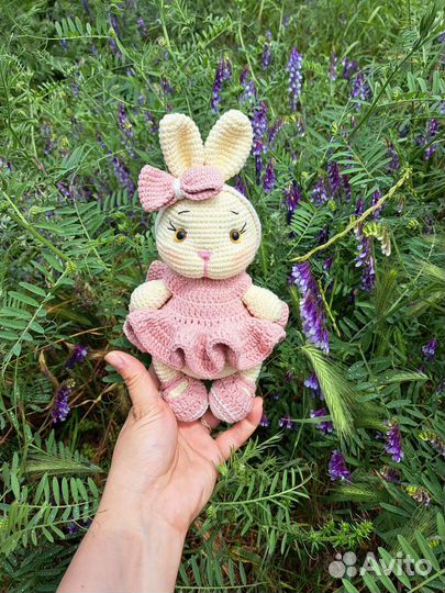 Вязаные игрушки зайка