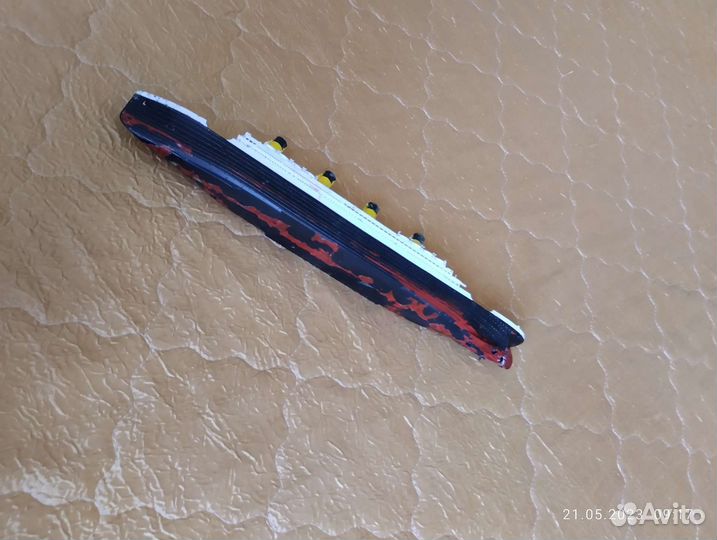 Модель титаника из пластика со дна