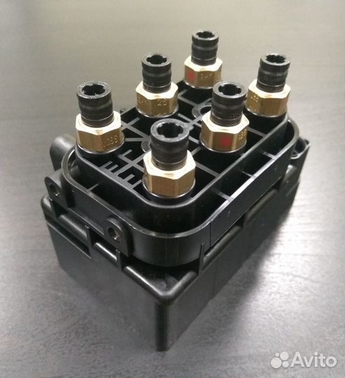 Блок клапанов пневмоподвески Porsche Cayenne Порш