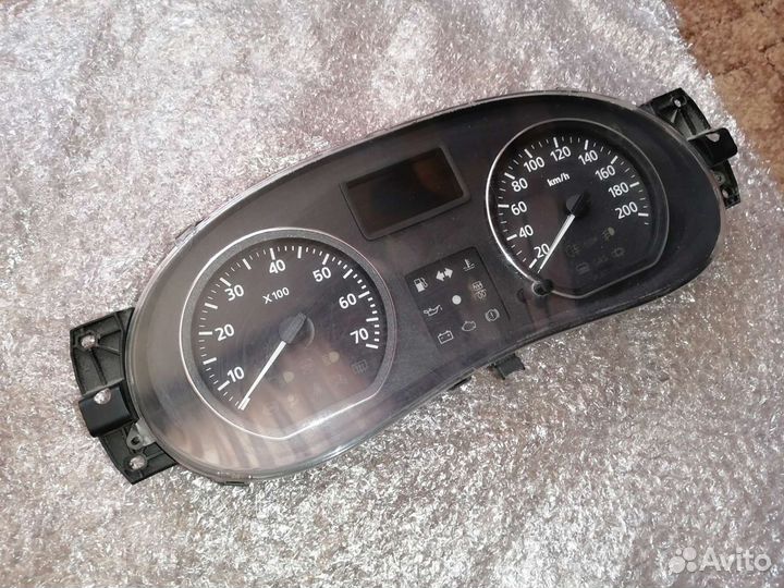Приборная панель Renault Sandero 1