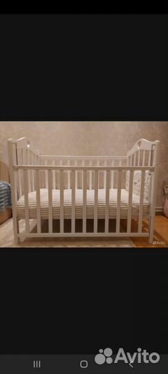 Детская кроватка с универсальным маятником