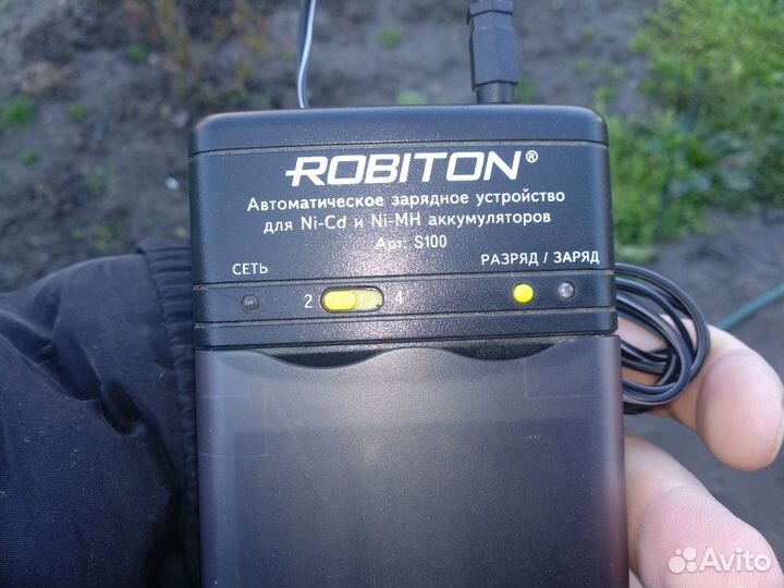 Зарядное устройство Robiton Smart S100
