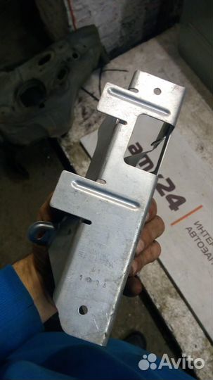 Кронштейн упора ног Audi A4 (B7) 2005-2007