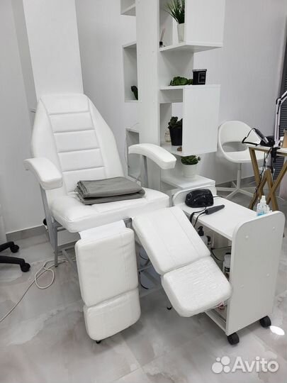 Кресло педикюрное и вытяжка педикюрная