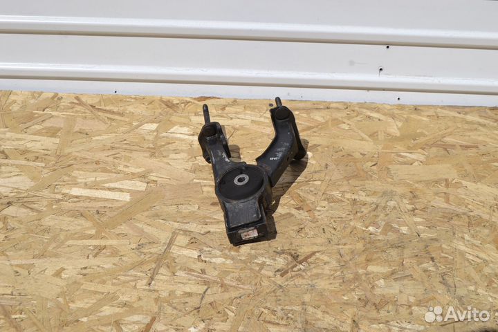 Подушка двигателя задняя Toyota Noah R60