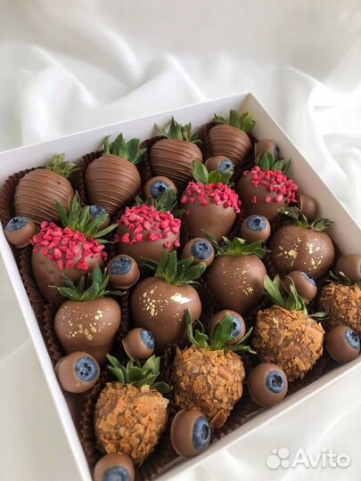 Финики, бананы в шоколаде, клубника в шоколаде