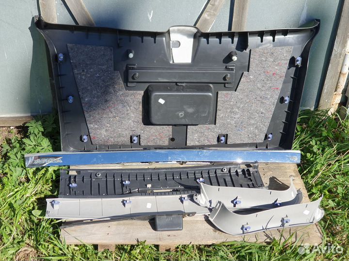 Обшивка крышки (двери) багажника Opel Zafira B