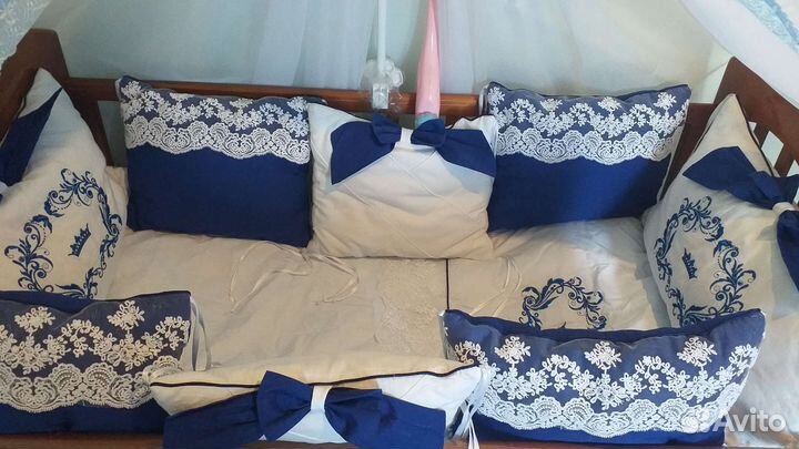 Комплект в кроватку.состояние нового