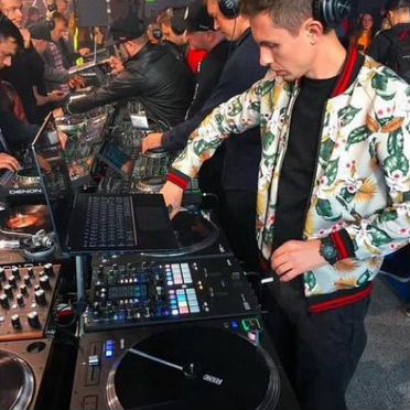 Dj с оборудованием