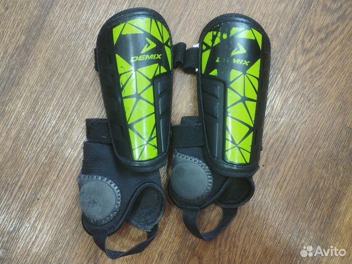 Щитки футбольные