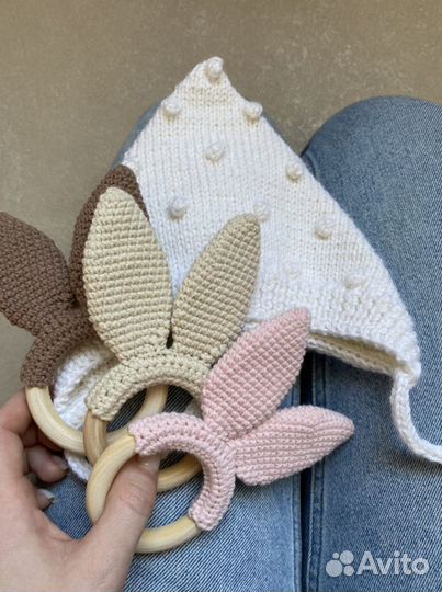 Вязаные грызунки на деревянном кольце