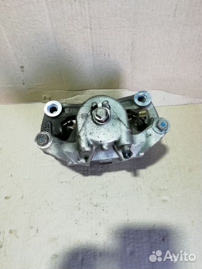 Суппорт тормозной левый передний Nissan Juke YF15