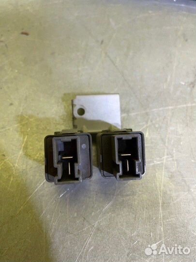 Реле стеклоподъемника Nissan Patrol Y62 Y62 5.6