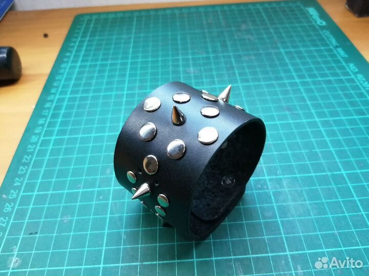 Браслет напульсник с шипами, натуральная кожа, V3