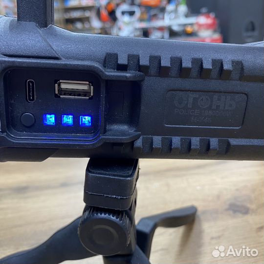 Ручной фонарь-прожектор Огонь H-746