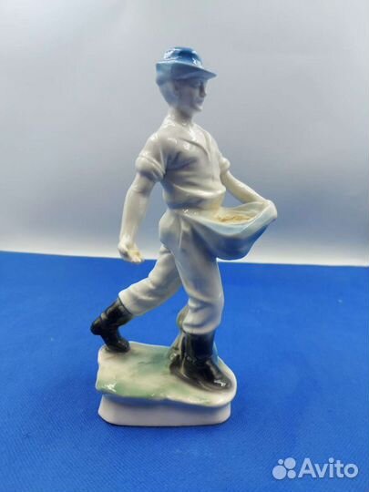 Фарфоровая статуэтка