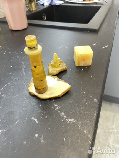 Янтарный сувенир маяк и кораблик